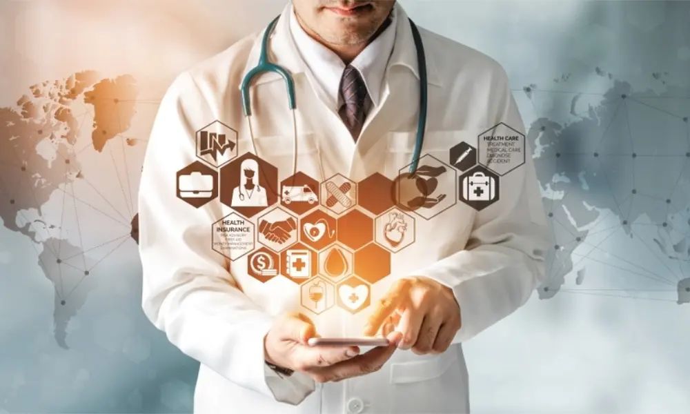 Médico con íconos de especialidades médicas sobre un mapa mundial